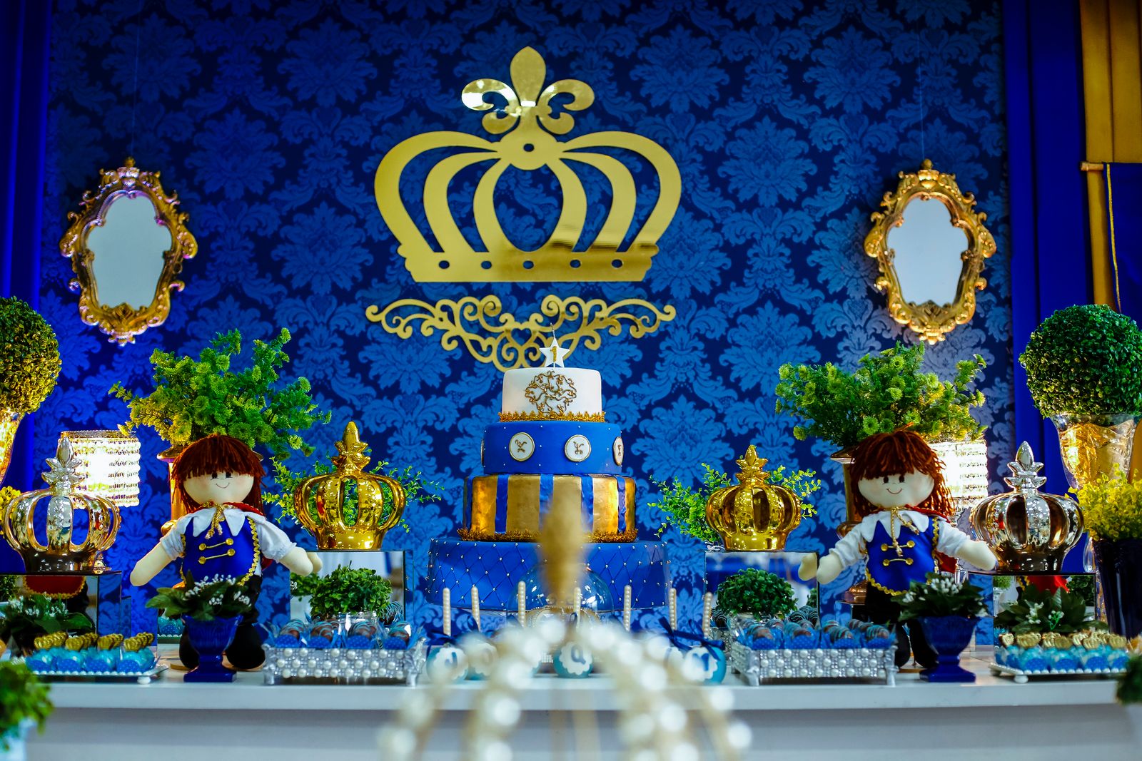 Masă regală cu tort, decorațiuni și cununi pentru o petrecere de botez