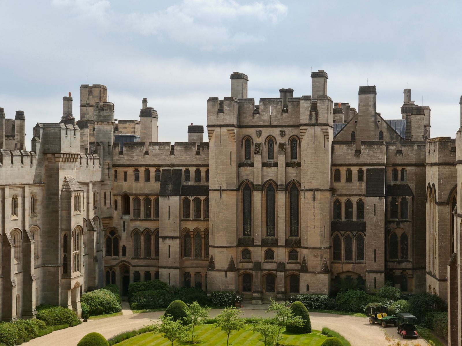 Castel de poveste cu grădini luxuriante, decor de basm